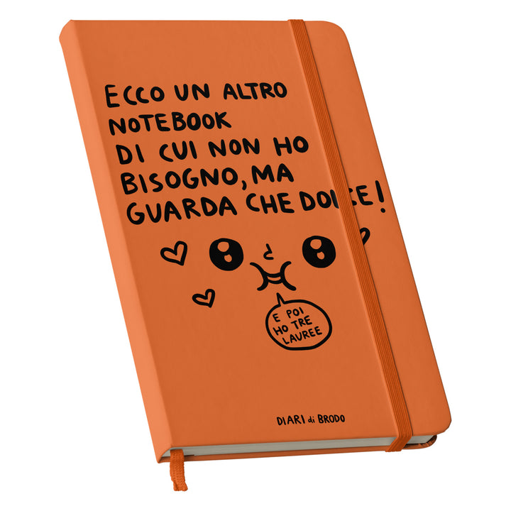 Taccuino Un'altro Notebook di cui non ho bisogno dell'album Me lo segno di Diari di brodo: copertina soft touch in 8 colori, con chiusura e segnalibro coordinati