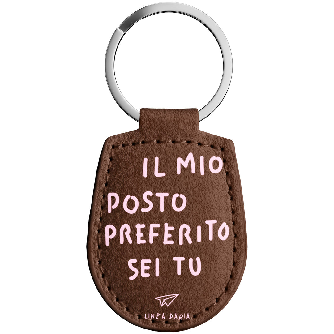 Portachiavi in pelle Il mio posto preferito sei tu dell'album Perdi la testa ma non le chiavi di Linea Daria con anello in metallo, Disponibili in 6 Colori, Stampa di Alta Qualità