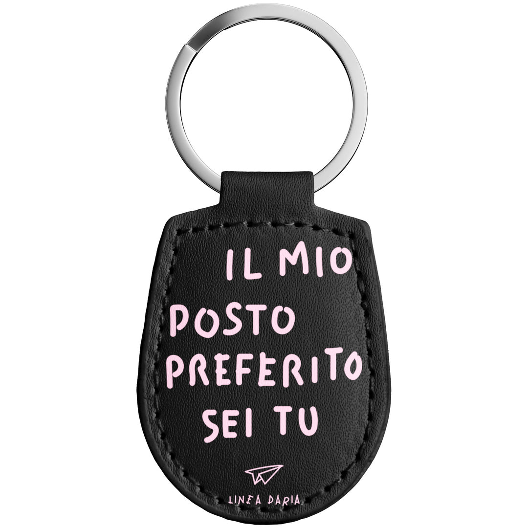 Portachiavi in pelle Il mio posto preferito sei tu dell'album Perdi la testa ma non le chiavi di Linea Daria con anello in metallo, Disponibili in 6 Colori, Stampa di Alta Qualità