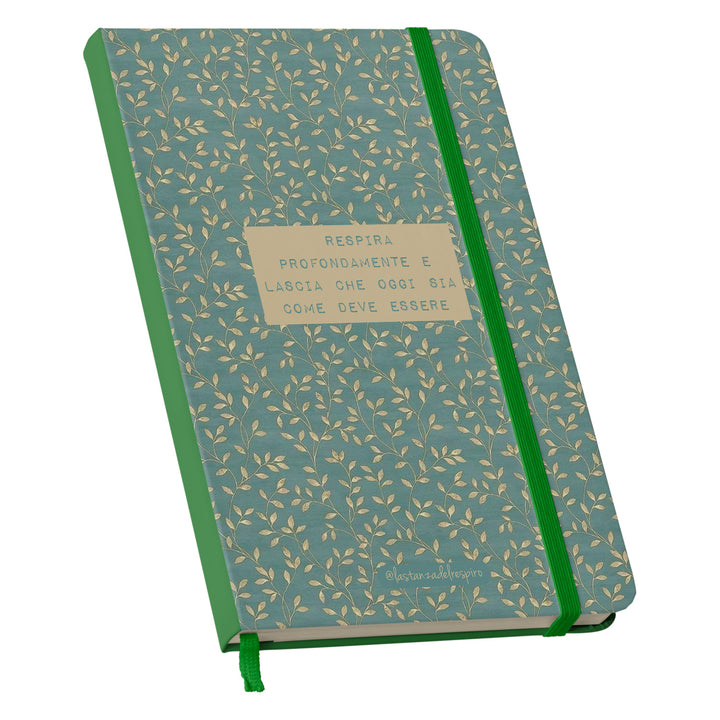 Taccuino Lascio che sia dell'album Un momento tutto per me di La stanza del respiro: copertina soft touch in 8 colori, con chiusura e segnalibro coordinati