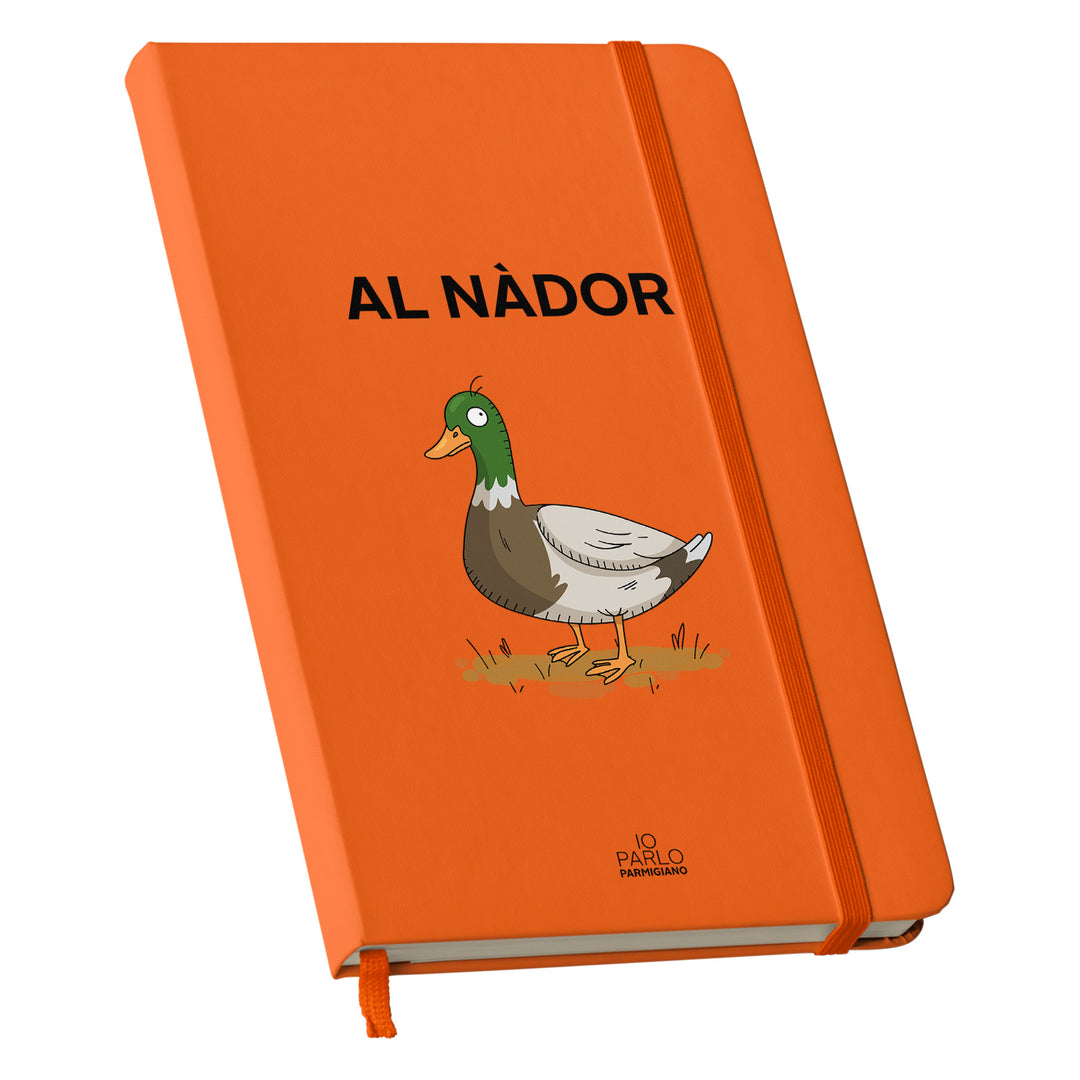 Taccuino AL NÀDOR dell'album LÌNNEA BÉSTJI di Io parlo parmigiano: copertina soft touch in 8 colori, con chiusura e segnalibro coordinati