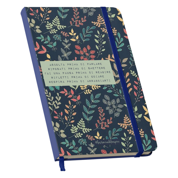 Taccuino Mi ascolto dell'album Un momento tutto per me di La stanza del respiro: copertina soft touch in 8 colori, con chiusura e segnalibro coordinati