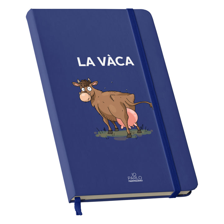 Taccuino LA VÀCA dell'album LÌNNEA BÉSTJI di Io parlo parmigiano: copertina soft touch in 8 colori, con chiusura e segnalibro coordinati