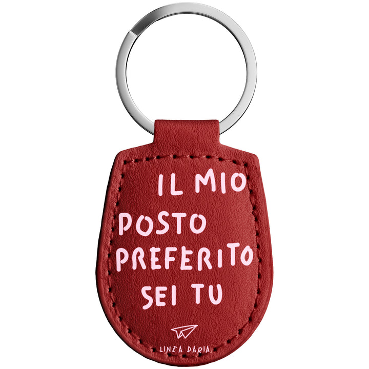 Portachiavi in pelle Il mio posto preferito sei tu dell'album Perdi la testa ma non le chiavi di Linea Daria con anello in metallo, Disponibili in 6 Colori, Stampa di Alta Qualità