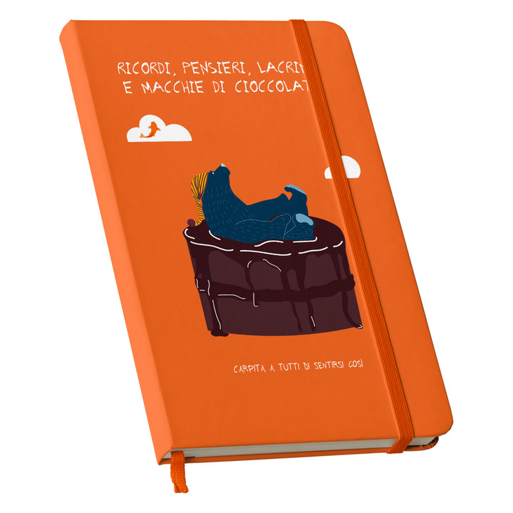 Taccuino Ricordi e macchie di cioccolato dell'album Taccuini a tutti di Carpita A Tutti: copertina soft touch in 8 colori, con chiusura e segnalibro coordinati