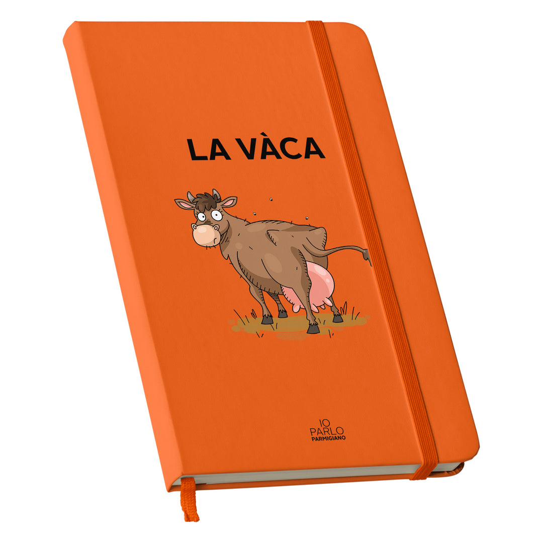 Taccuino LA VÀCA dell'album LÌNNEA BÉSTJI di Io parlo parmigiano: copertina soft touch in 8 colori, con chiusura e segnalibro coordinati