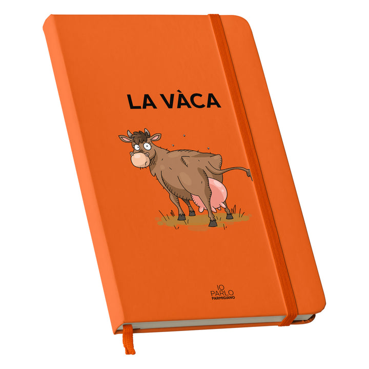 Taccuino LA VÀCA dell'album LÌNNEA BÉSTJI di Io parlo parmigiano: copertina soft touch in 8 colori, con chiusura e segnalibro coordinati
