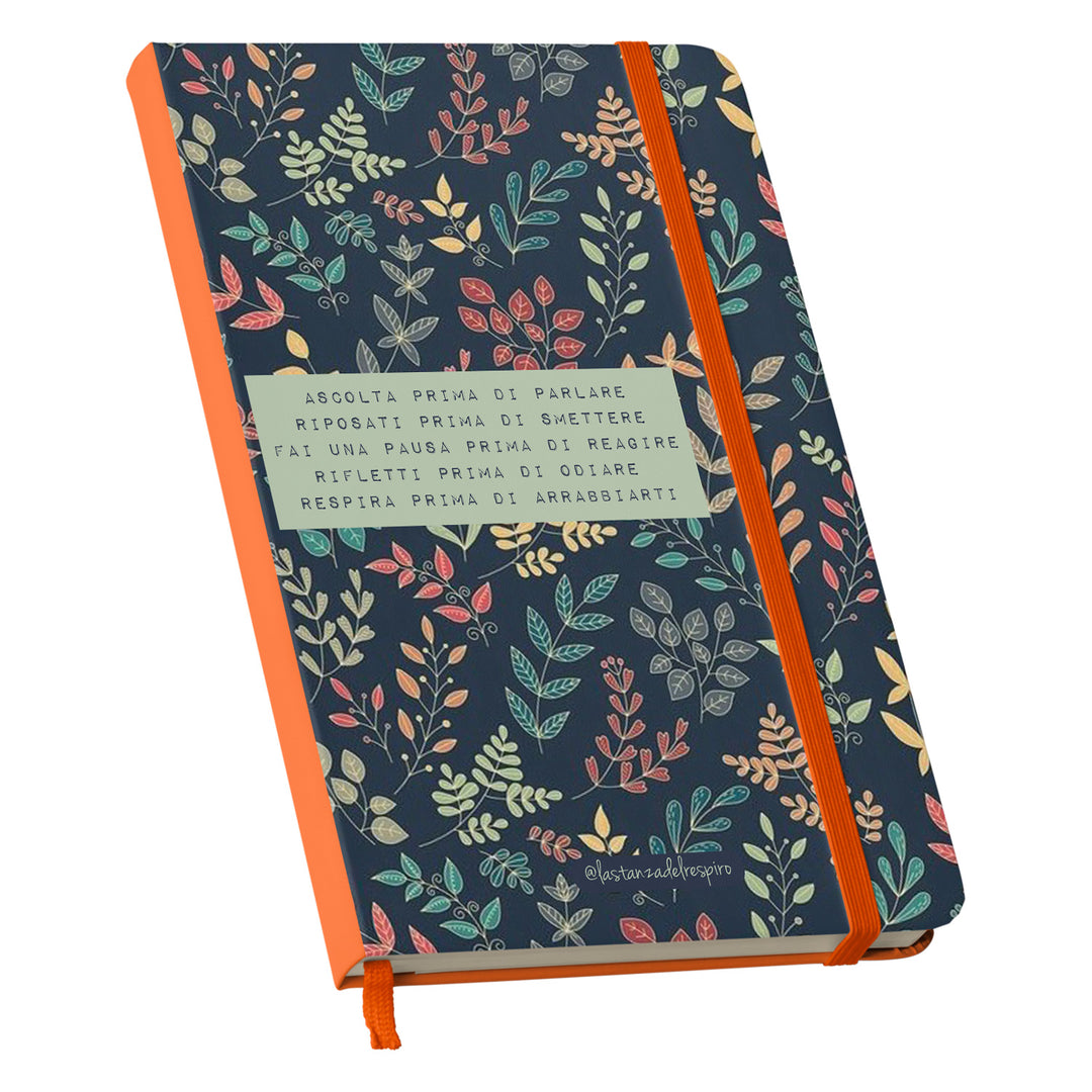 Taccuino Mi ascolto dell'album Un momento tutto per me di La stanza del respiro: copertina soft touch in 8 colori, con chiusura e segnalibro coordinati