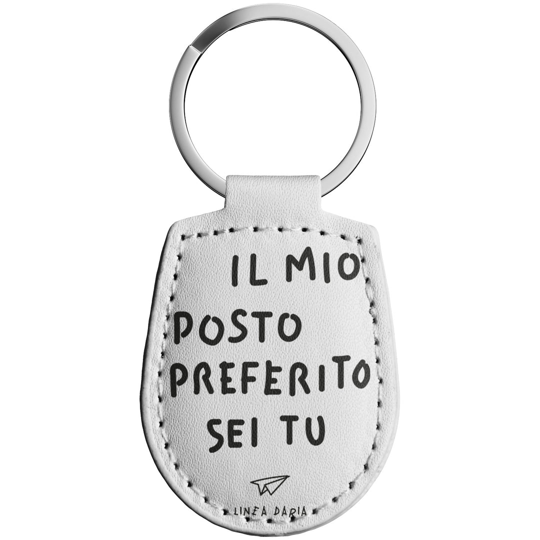 Portachiavi in pelle Il mio posto preferito sei tu dell'album Perdi la testa ma non le chiavi di Linea Daria con anello in metallo, Disponibili in 6 Colori, Stampa di Alta Qualità