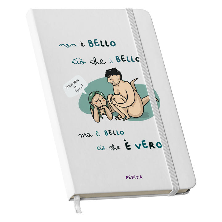 Taccuino E' bello ciò che è vero dell'album Taccuini a caso per gente speciale di PEPITALAND: copertina soft touch in 8 colori, con chiusura e segnalibro coordinati