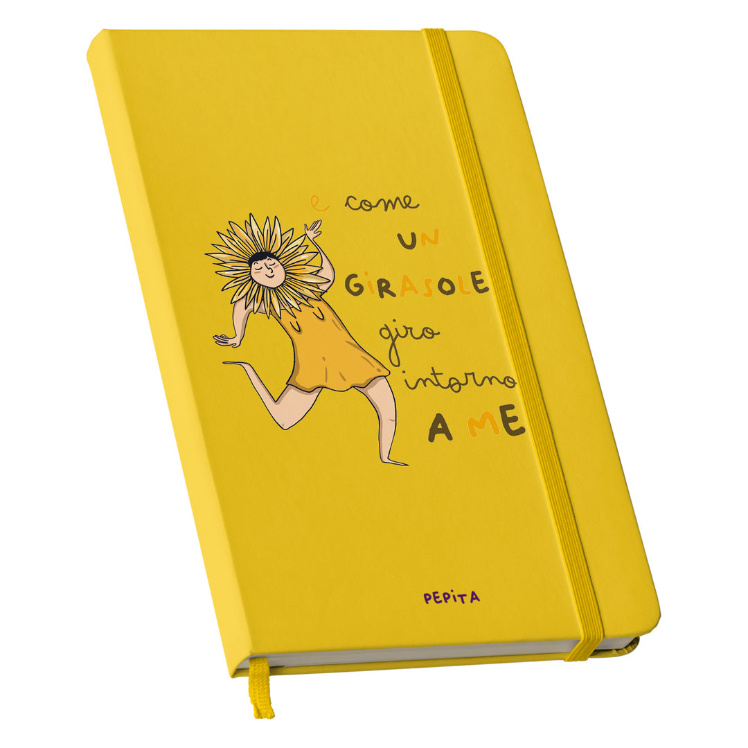 Taccuino Girasole dell'album Taccuini a caso per gente speciale di PEPITALAND: copertina soft touch in 8 colori, con chiusura e segnalibro coordinati