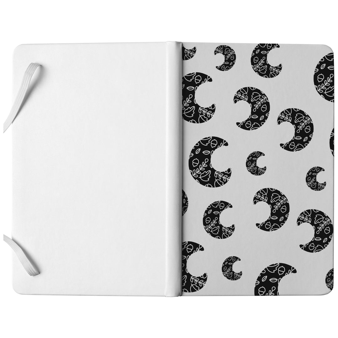 Taccuino Moon dell'album Witchy Wonder di WonderValy: copertina soft touch in 8 colori, con chiusura e segnalibro coordinati