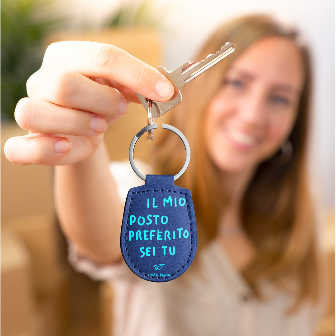 Portachiavi in pelle Il mio posto preferito sei tu dell'album Perdi la testa ma non le chiavi di Linea Daria con anello in metallo, Disponibili in 6 Colori, Stampa di Alta Qualità