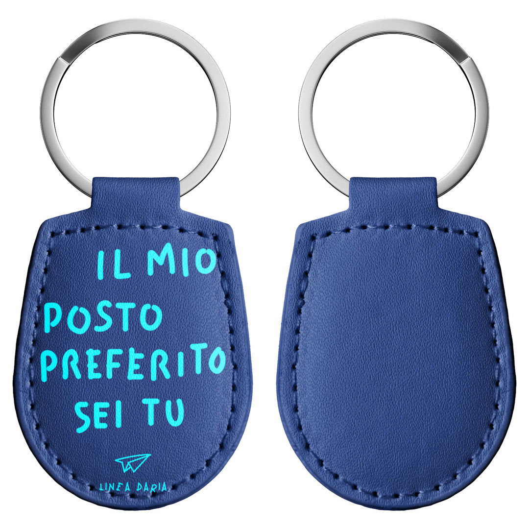 Portachiavi in pelle Il mio posto preferito sei tu dell'album Perdi la testa ma non le chiavi di Linea Daria con anello in metallo, Disponibili in 6 Colori, Stampa di Alta Qualità