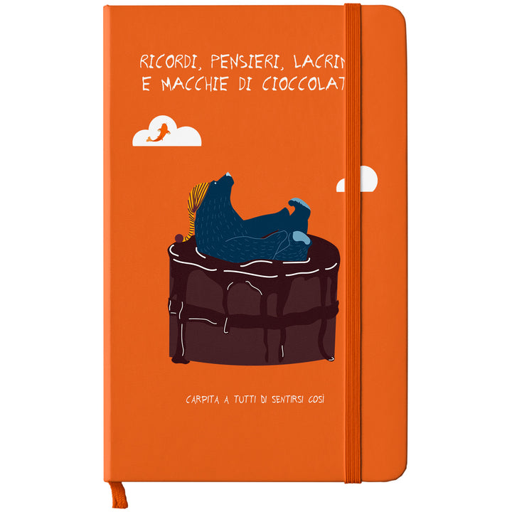 Taccuino Ricordi e macchie di cioccolato dell'album Taccuini a tutti di Carpita A Tutti: copertina soft touch in 8 colori, con chiusura e segnalibro coordinati