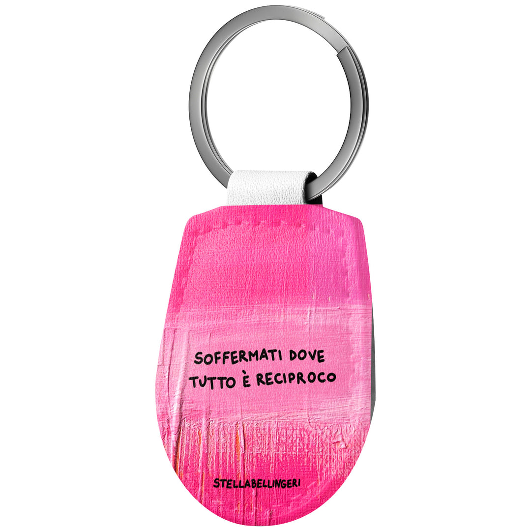 Portachiavi in pelle Soffermati dove tutto è reciproco dell'album Therapy Keyring di Stella Bellingeri con anello in metallo, Disponibili in 6 Colori, Stampa di Alta Qualità