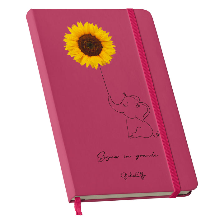 Taccuino Sogna in grande dell'album Creatività su carta di GiuliaEffe: copertina soft touch in 8 colori, con chiusura e segnalibro coordinati