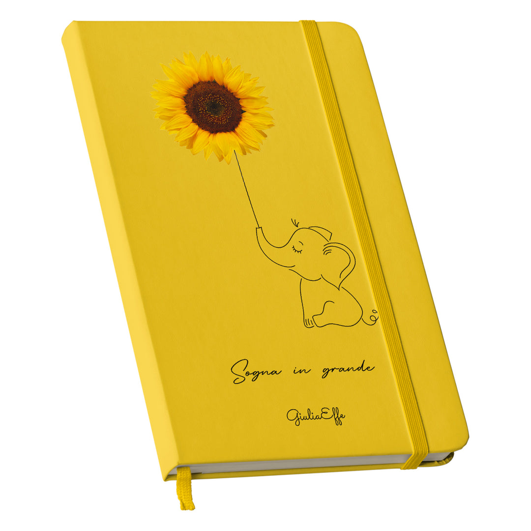 Taccuino Sogna in grande dell'album Creatività su carta di GiuliaEffe: copertina soft touch in 8 colori, con chiusura e segnalibro coordinati