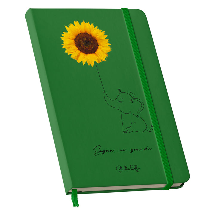 Taccuino Sogna in grande dell'album Creatività su carta di GiuliaEffe: copertina soft touch in 8 colori, con chiusura e segnalibro coordinati