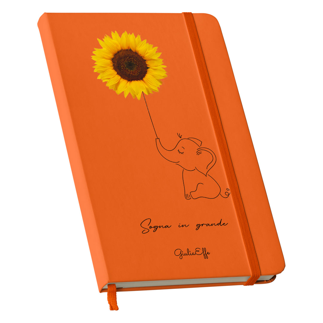 Taccuino Sogna in grande dell'album Creatività su carta di GiuliaEffe: copertina soft touch in 8 colori, con chiusura e segnalibro coordinati