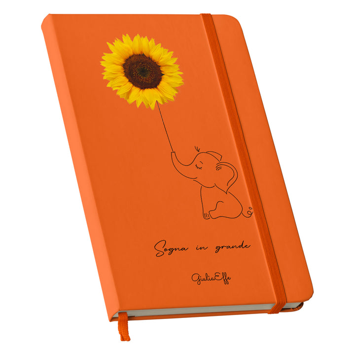 Taccuino Sogna in grande dell'album Creatività su carta di GiuliaEffe: copertina soft touch in 8 colori, con chiusura e segnalibro coordinati