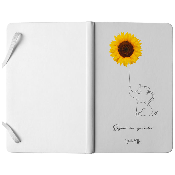 Taccuino Sogna in grande dell'album Creatività su carta di GiuliaEffe: copertina soft touch in 8 colori, con chiusura e segnalibro coordinati