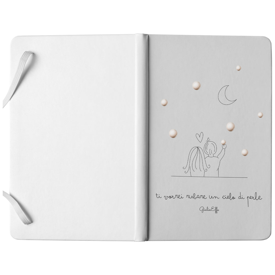 Taccuino Un cielo di perle dell'album Creatività su carta di GiuliaEffe: copertina soft touch in 8 colori, con chiusura e segnalibro coordinati