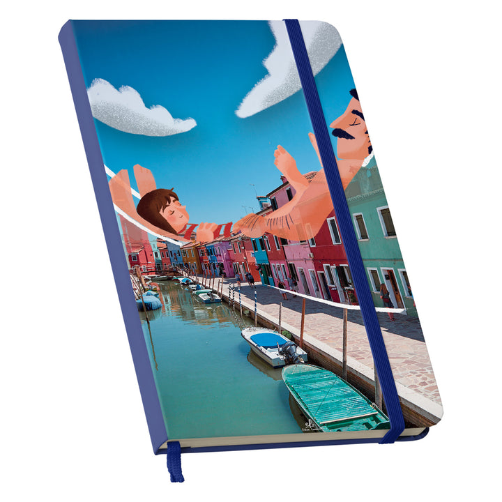 Taccuino Burano dell'album Taccuini per viaggiare (anche con la mente) di Elisa Lanconelli: copertina soft touch in 8 colori, con chiusura e segnalibro coordinati