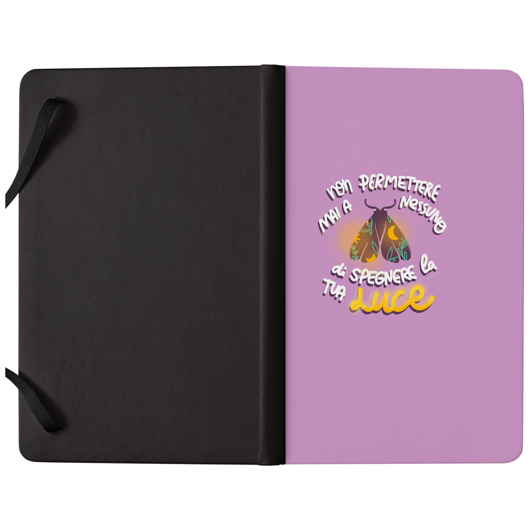 Taccuino Moth dell'album Witchy Wonder di WonderValy: copertina soft touch in 8 colori, con chiusura e segnalibro coordinati