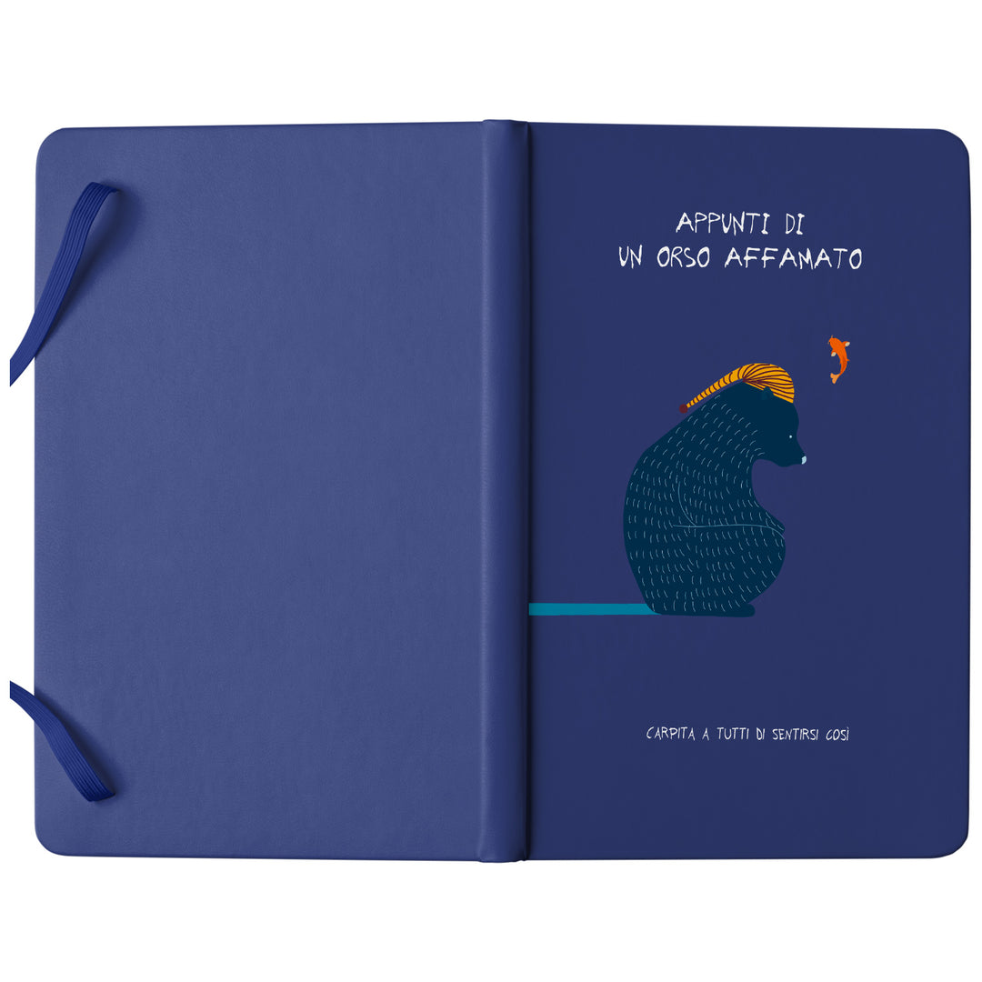 Taccuino Appunti di un orso dell'album Taccuini a tutti di Carpita A Tutti: copertina soft touch in 8 colori, con chiusura e segnalibro coordinati